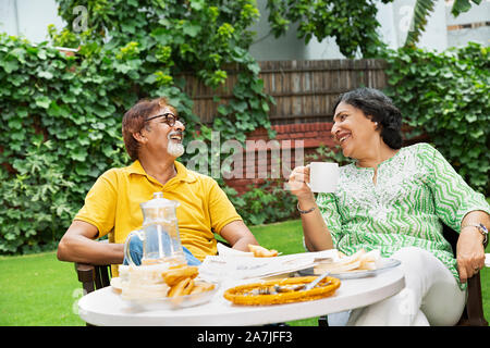 Gerne älteres Paar Mann und Frau sprechen - Innenhof in gesundes Frühstück am Morgen Stockfoto