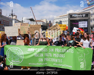 Madrid, Spanien - Mai 2019: Menschen in Puerta del Sol manifest zugunsten der Umwelt und der Masse Stockfoto