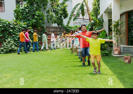 Group-Of große Familien Mitglieder gemeinsam Wandern im Zug Bildung in Fun-Enjoy in-Hof - Ihr Zuhause Stockfoto
