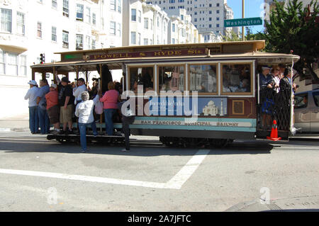 Leute, die in einer Straßenbahn in der San Francisco Powell Street Hyde San Francisco Municipal Railway USA stehen Stockfoto