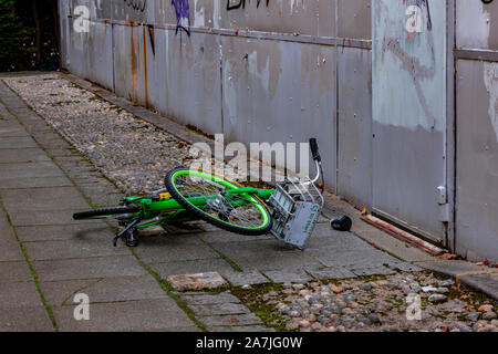 Eine Elictric Fahrrad in einem allway verworfen, kann die Stromversorgung in Milton Keynes, Buckinghamshire ausgeführt werden. Stockfoto