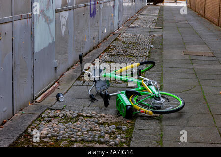 Eine Elictric Fahrrad in einem allway verworfen, kann die Stromversorgung in Milton Keynes, Buckinghamshire ausgeführt werden. Stockfoto