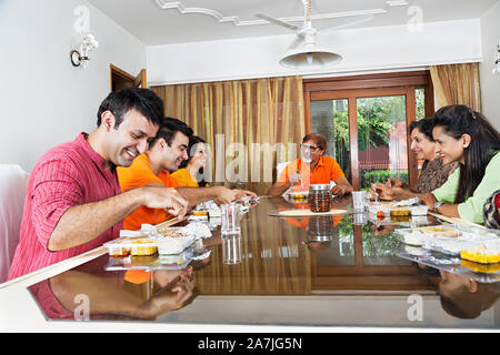 Gruppe der indischen Familie gemeinsam Mittag essen In Esstisch zu Hause Stockfoto