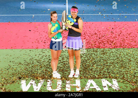 Chinesische Tennisprofis Duan Yingying, rechts, und Russische Tennisprofis Veronika Kudermetova, Links, sind bei der Verleihung Cere Stockfoto