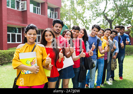 Gruppe von jungen männlichen und weiblichen Studenten Freunde ständigen In-Line und Thumbs-up At-Campus Stockfoto