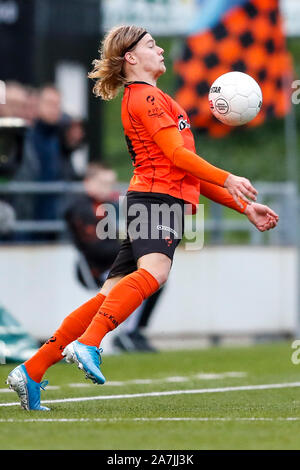 Katwijk, Niederlande. 02 Nov, 2019. KATWIJK, 02-11-2019, Sportpark De Krom, deutscher Fußball, Tweede Divisie, Saison 2019/2020. Katwijk Spieler Bart Sinteur während des Spiels Katwijk vs Noordwijk Credit: Pro Schüsse/Alamy leben Nachrichten Stockfoto