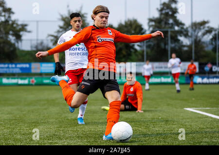 Katwijk, Niederlande. 02 Nov, 2019. KATWIJK, 02-11-2019, Sportpark De Krom, deutscher Fußball, Tweede Divisie, Saison 2019/2020. Katwijk Spieler Bart Sinteur während des Spiels Katwijk vs Noordwijk Credit: Pro Schüsse/Alamy leben Nachrichten Stockfoto