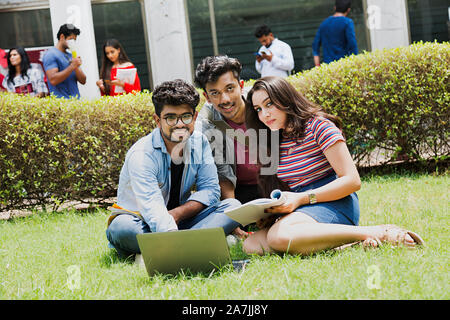 Drei Studenten Freunde Studium Buch mit Laptop E-Learning Bildung In-Outside Campus Stockfoto