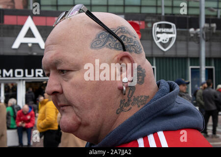 Arsenal Fans in der Umgebung des Emirates Stadium, Highbury and Islington, nördlich von London, England, Vereinigtes Königreich Stockfoto