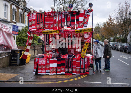 Arsenal Fans in der Umgebung des Emirates Stadium, Highbury and Islington, nördlich von London, England, Vereinigtes Königreich Stockfoto