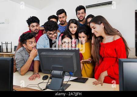 Gruppe Studenten mit Lehrer Studium Computer E-Learning Diskussion auf Computer Klasse Stockfoto