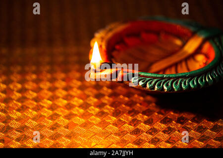 Happy Diwali Ton Diya Lampen leuchten bei Dipavali Hindu Fest Feier Stockfoto