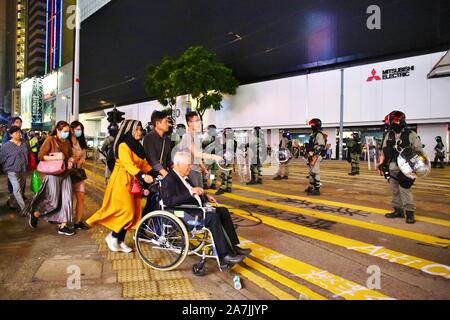 Hongkong, China. 02 Nov, 2019. Hong Kong Polizei mit Tränengas, Pfefferspray und Wasserwerfer zu anti-government Protesters als Tausende versammelten sich zu einer verbotenen Kundgebung an der Causeway Bay, Wan Chai und Mongkok zerstreuen. Credit: Gonzales Foto/Alamy leben Nachrichten Stockfoto