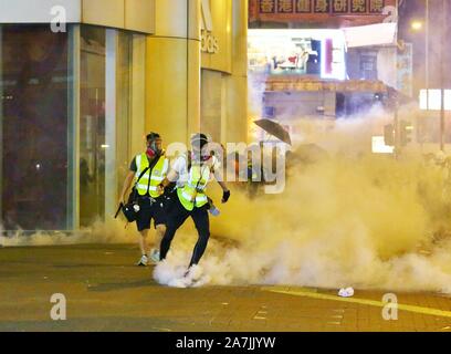 Hongkong, China. 03 Nov, 2019. Hong Kong Polizei mit Tränengas, Pfefferspray und Wasserwerfer zu anti-government Protesters als Tausende versammelten sich zu einer verbotenen Kundgebung an der Causeway Bay, Wan Chai und Mongkok zerstreuen. Credit: Gonzales Foto/Alamy leben Nachrichten Stockfoto