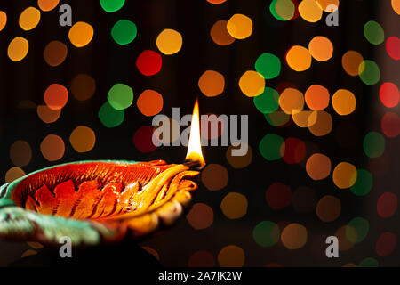Handgefertigte dekorative Diya Öllampen Beleuchtung an Diwali Festival Stockfoto