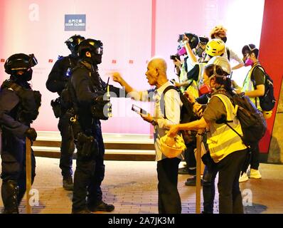 Hongkong, China. 03 Nov, 2019. Hong Kong Polizei mit Tränengas, Pfefferspray und Wasserwerfer zu anti-government Protesters als Tausende versammelten sich zu einer verbotenen Kundgebung an der Causeway Bay, Wan Chai und Mongkok zerstreuen. Hier die berühmte 73-Jährige Aktivistin Herr Chan auf direkte Konfrontation mit der Polizei gesehen wird. Credit: Gonzales Foto/Alamy leben Nachrichten Stockfoto