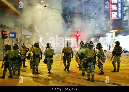 Hongkong, China. 02 Nov, 2019. Hong Kong Polizei mit Tränengas, Pfefferspray und Wasserwerfer zu anti-government Protesters als Tausende versammelten sich zu einer verbotenen Kundgebung an der Causeway Bay, Wan Chai und Mongkok zerstreuen. Credit: Gonzales Foto/Alamy leben Nachrichten Stockfoto