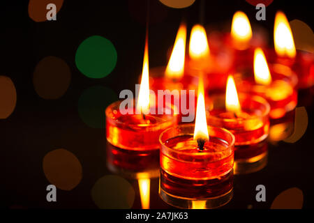 Close-up Gruppe tee Kerzen brennen Beleuchtung während Diwali Fest Feier Niemand erschossen Stockfoto