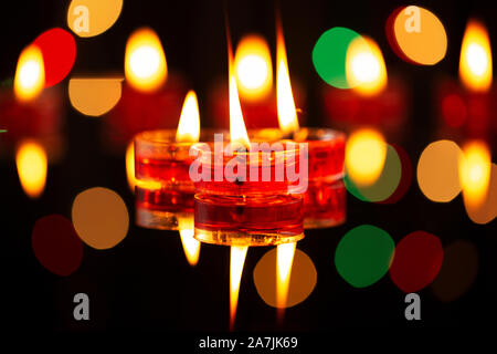 Traditionelle Diwali Lampen und Kerzen zum Diwali-fest Stockfoto