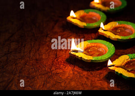 Brennende Diyas Öllampen Beleuchtung leuchtet auf - Diwali Festival Indien Stockfoto