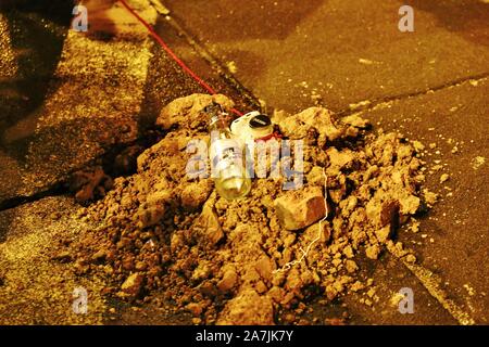 Hongkong, China. 03 Nov, 2019. Hong Kong Polizei mit Tränengas, Pfefferspray und Wasserwerfer zu anti-government Protesters als Tausende versammelten sich zu einer verbotenen Kundgebung an der Causeway Bay, Wan Chai und Mongkok zerstreuen. Hier ein Demonstrant versucht, eine so genannte Erde bombe Mongkok Nathan Road zu machen. Credit: Gonzales Foto/Alamy leben Nachrichten Stockfoto