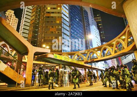 Hongkong, China. 02 Nov, 2019. Hong Kong Polizei mit Tränengas, Pfefferspray und Wasserwerfer zu anti-government Protesters als Tausende versammelten sich zu einer verbotenen Kundgebung an der Causeway Bay, Wan Chai und Mongkok zerstreuen. Credit: Gonzales Foto/Alamy leben Nachrichten Stockfoto