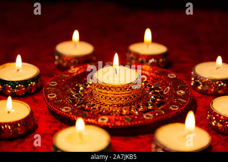 Close-up Indian Festival Diwal brennende Kerzen Lampen Beleuchtung an Diwali Fest Feier Stockfoto