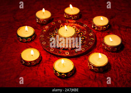 Close-up Indian Festival Diwal brennende Kerzen Lampen Beleuchtung an Diwali Fest Feier Stockfoto