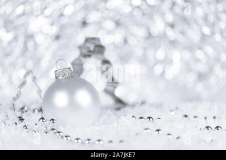 Tanne Cutter, Tand und Perlen in den Farben Weiß und Silber, Schneeflocken in der Front Stockfoto