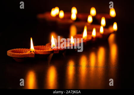 Große Gruppe - brennende Kerzen arrangieren Warteschlangen während Diwali Fest Feier Stockfoto