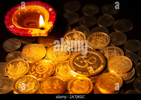 Diwali Diya öl-Lampe mit Gold Münzen während Diwali Fest Feier Stockfoto