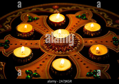 Niemand schoß Brennen Diya Oil-Lamp mit Rangoli Beleuchtung Diwali Fest Feier Stockfoto