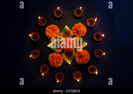 Brennende Diya Oil-Lamp mit Blumen Licht beleuchtet Diwali Fest Feier Niemand Stockfoto