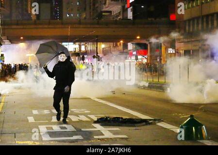 Hongkong, China. 02 Nov, 2019. Hong Kong Polizei mit Tränengas, Pfefferspray und Wasserwerfer zu anti-government Protesters als Tausende versammelten sich zu einer verbotenen Kundgebung an der Causeway Bay, Wan Chai und Mongkok zerstreuen. Credit: Gonzales Foto/Alamy leben Nachrichten Stockfoto