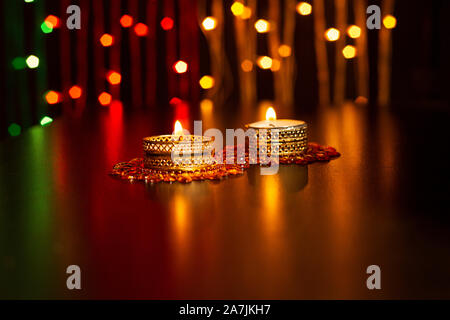 Happy Diwali brennendes Teelicht Kerzen Beleuchtung auf Deepavali Festival Feier bei Nacht Stockfoto