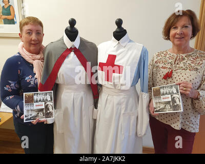 Ehemalige Mitarbeiter des Gesundheitswesens Heather Thompson und Margaret Graham, die in einem Projekt verfolgen die Leben von Krankenschwestern aus Nordirland, die im Ersten Weltkrieg diente und kämpfen für ein dauerhaftes Denkmal für Sie in der City Hall von Belfast beteiligt waren. Stockfoto