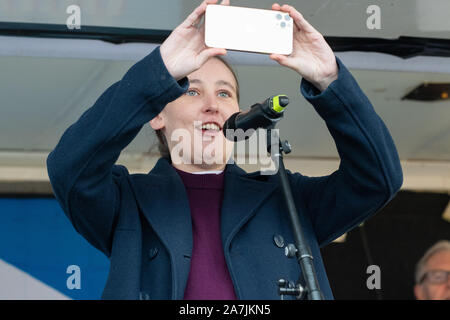 Mhairi Schwarz MP2 November 2019 - ein Foto von großen Menschenmengen vor dem Sprechen bei indyref Rallye 2020 am George Square, Glasgow, Schottland, Großbritannien Stockfoto