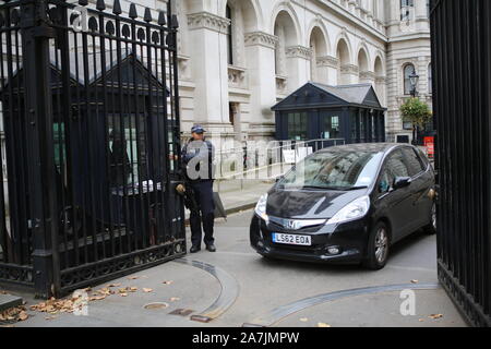 29. Oktober 2019 Ein Auto verlässt den Offenen schwer bewachten Toren von Downing Street, London, UK, der britische Premierminister und Bundeskanzler. Stockfoto