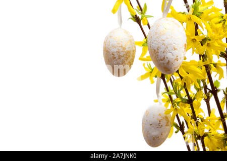 Ostereier aufhängen an einem Baum auf weißem Hintergrund. Stockfoto