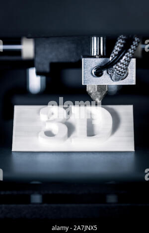 Zeichen mit Buchstaben- oder 3D-Text ist oder gedruckt wurde, Konzept moderne Technologie 3D-Drucker Stockfoto