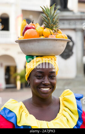 CARTAGENA, KOLUMBIEN - 16. SEPTEMBER 2019: Unbekannter palenquera, Obst Verkäufer Dame auf der Straße von Cartagena, Kolumbien. Diese Afro-Frauen Stockfoto