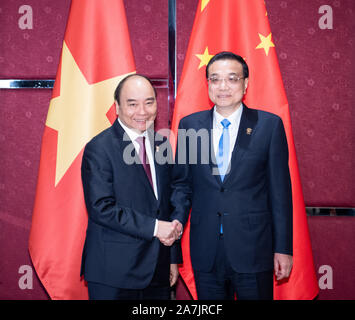 Bangkok, Thailand. 3. November, 2019. Chinesische Ministerpräsident Li Keqiang trifft sich mit der vietnamesische Premierminister Nguyen Xuan Phuc am Rande der 35. Gipfel der Vereinigung Südostasiatischer Nationen (ASEAN) und die damit verbundenen Treffen in Bangkok, Thailand, November 3, 2019. Credit: zhai Jianlan/Xinhua/Alamy leben Nachrichten Stockfoto