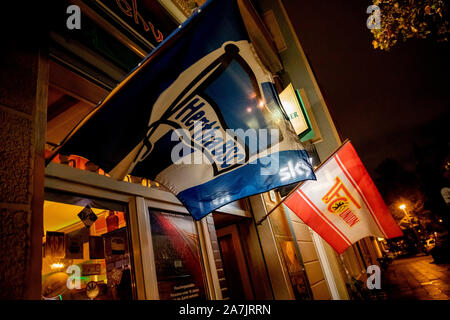 Berlin, Deutschland. 02 Nov, 2019. Die Fahnen von Hertha BSC und der 1.FC Union Berlin wird während des Derby zwischen beiden Berlin Bundesliga Mannschaften vor der Schwarze Hexe Kneipe im Prenzlauer Berg hängen. (Dpa: 'Störer in der Minderheit - Fans sind glücklich über die erste Stadt Derby vom 03.11.2019) Quelle: Christoph Soeder/dpa/Alamy leben Nachrichten Stockfoto