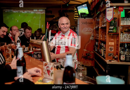 Berlin, Deutschland. 02 Nov, 2019. Frank Schaffors, pub Inhaber und Union fan, Armaturen Bier während des Derby zwischen Hertha BSC und dem 1. FC Union Berlin in seinem kiezkneipe Schwarze Hexe im Prenzlauer Berg. (Dpa: 'Störer in der Minderheit - Fans sind glücklich über die erste Stadt Derby vom 03.11.2019) Quelle: Christoph Soeder/dpa/Alamy leben Nachrichten Stockfoto