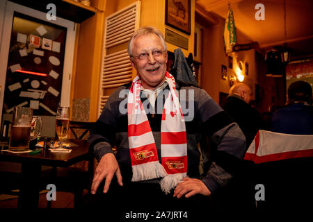 Berlin, Deutschland. 02 Nov, 2019. Manfred Reulmann, einer Union, Lüfter für 30 Jahre, sitzt in die Schwarze Hexe Kneipe im Prenzlauer Berg vor Beginn der Derby zwischen Hertha BSC und dem 1.FC Union Berlin. (Dpa: 'Störer in der Minderheit - Fans sind glücklich über die erste Stadt Derby vom 03.11.2019) Quelle: Christoph Soeder/dpa/Alamy leben Nachrichten Stockfoto