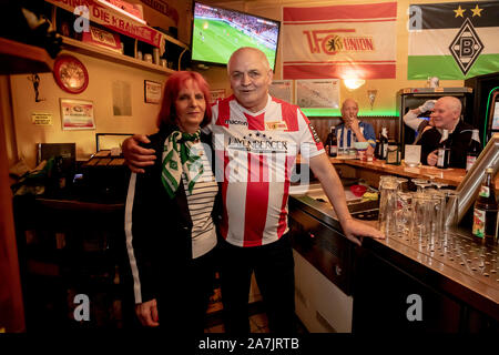 Berlin, Deutschland. 02 Nov, 2019. Frank Schaffors, bar Inhaber und Union Fan, und seine Verlobte Sylvia Winkler, Werder Bremen fan, stehen hinter der Bar im Derby zwischen Hertha BSC und dem 1. FC Union Berlin in der kiezkneipe Schwarze Hexe im Prenzlauer Berg. (Dpa: 'Störer in der Minderheit - Fans sind glücklich über die erste Stadt Derby vom 03.11.2019) Quelle: Christoph Soeder/dpa/Alamy leben Nachrichten Stockfoto