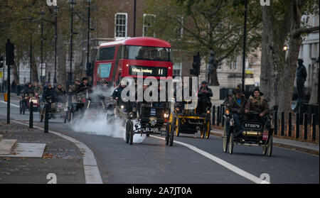 Whitehall, London, UK. 3. November 2019. Frühe Starter, einschließlich Dampf angetriebene Autos, auf der 123. Jahrestag Bonhams London nach Brighton Veteran Car Run Ankunft in Whitehall im Halbdunkel mit Scheinwerfern auf ihren 60 km Fahrt an die Südküste in Flammen. Credit: Malcolm Park/Alamy Leben Nachrichten. Stockfoto