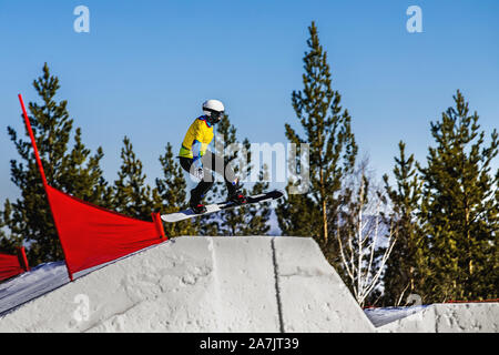 Französische Frau Snowboarder ein Sprung im Snowboard Cross Wettbewerb teilnehmen Stockfoto