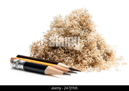 Oversharpened Bleistift vor der Haufen der Späne. Konzept des fruchtlosen Design oder Kunst arbeiten Stockfoto