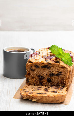 Gemischtes Obst Brot Kuchen mit Tasse Kaffee auf hölzernen Tisch Stockfoto